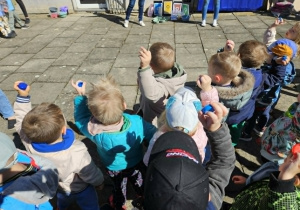 Dzieci trzymają ręce w górze