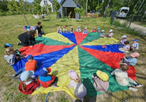 Dzieci siedzą na chuście