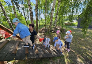 Dzieci wchodzą na drabinkę, na placu zabaw