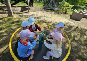 Dzieci kręcą się na karuzeli