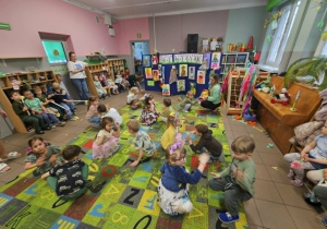 Dzieci ilustrują piosenkę ruchem