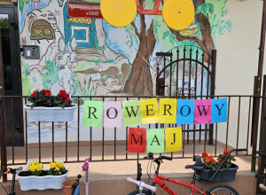 Napis rowerowy maj przed przedszkolem