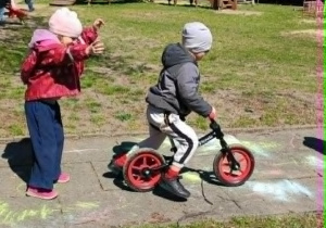 Chłopiec jeździe na rowerze