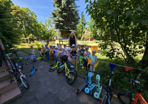 Dzieciaki pokazują swoje rowery i hulajnogi