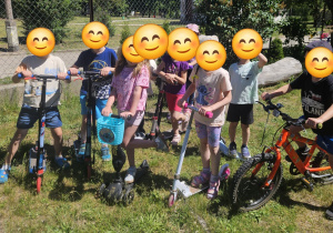 Dzieci na rowerach i hulajnogach