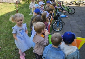 Dzieci pokazuja swoje pojazdy