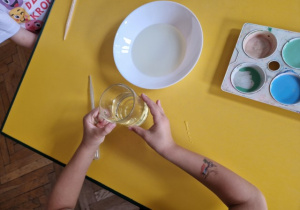 Przygotowania do eksperymentu kropki na mleku