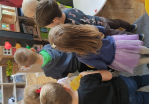 Dzieci wymieniają kolory w sygnalizatorze