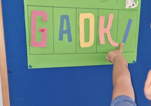 Dziecko uzupełnia tablicę kolejną poznaną zasadą "GADKI"