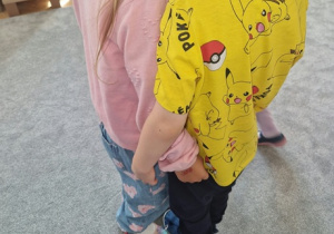 Dzieci w obręczy podczas zabawy ruchowej gdzie dzieci wpuszczały kogoś do swojej bezpiecznej przestrzeni lub nie