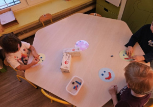 Dzieci wykonują uśmiech z plasteliny