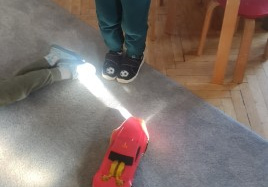 Chłopiec ułożył 1 z wozów strażackich
