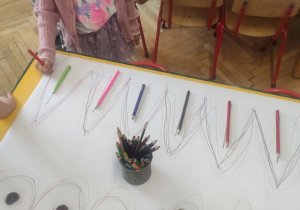 Dzieci ćwiczą pisanie litery M